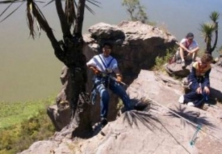 Asegurando la bajada a rappel